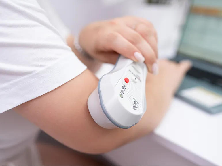 Frau benutzt das Spectra‑H lux Lasertherapiegerät